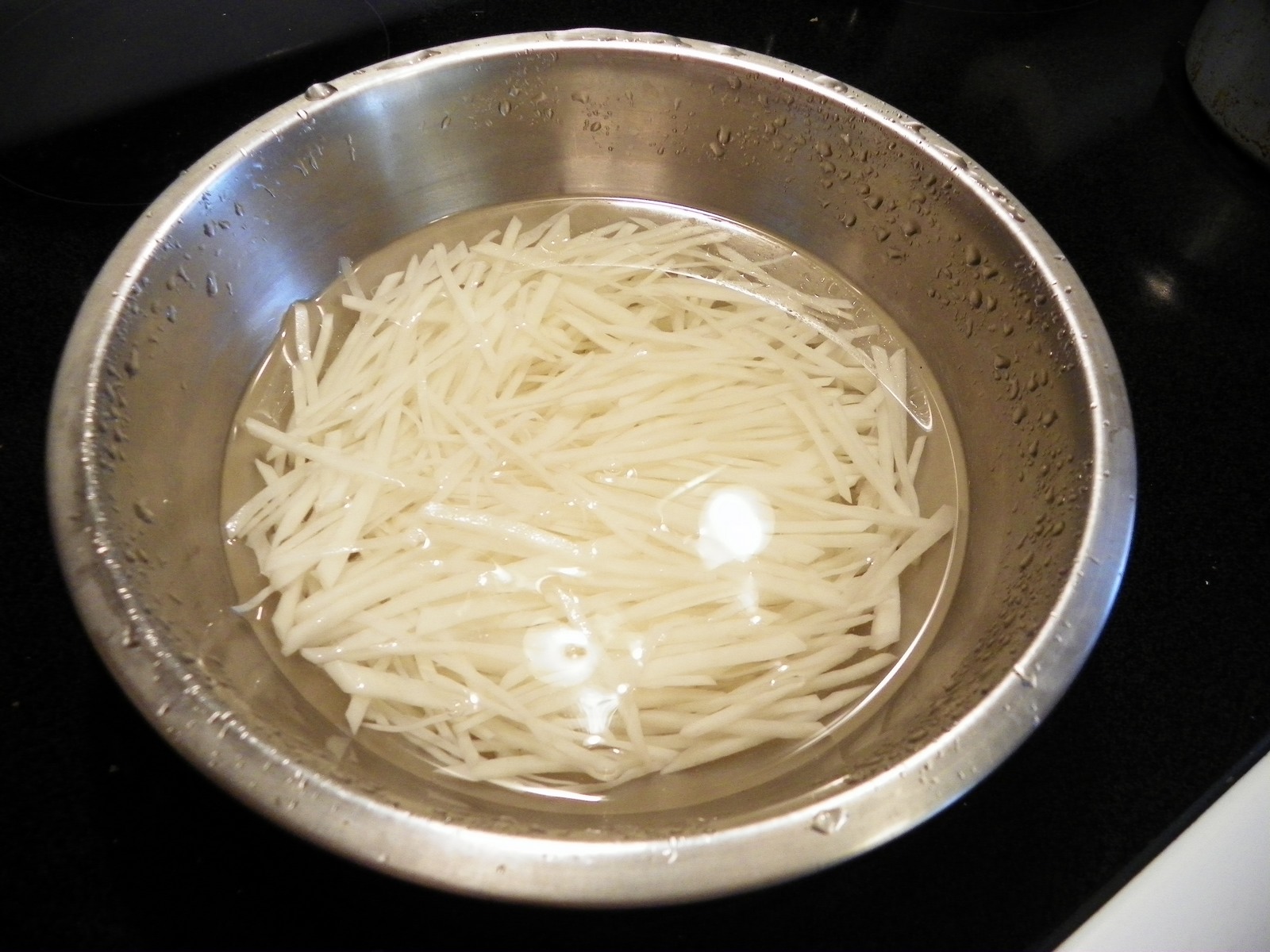 冬菇芹菜土豆絲的做法步驟：1
