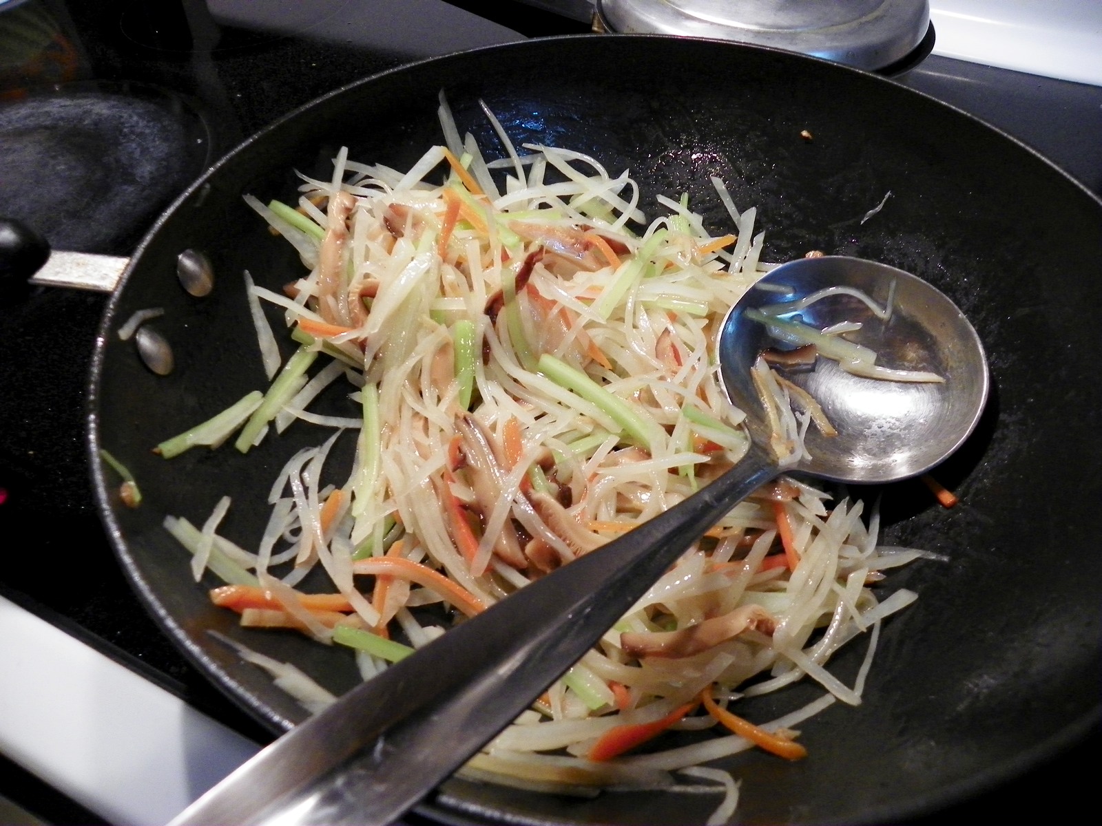 冬菇芹菜土豆絲的做法步驟：9