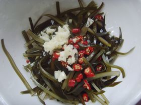 蒜香海帶的做法步驟：7
