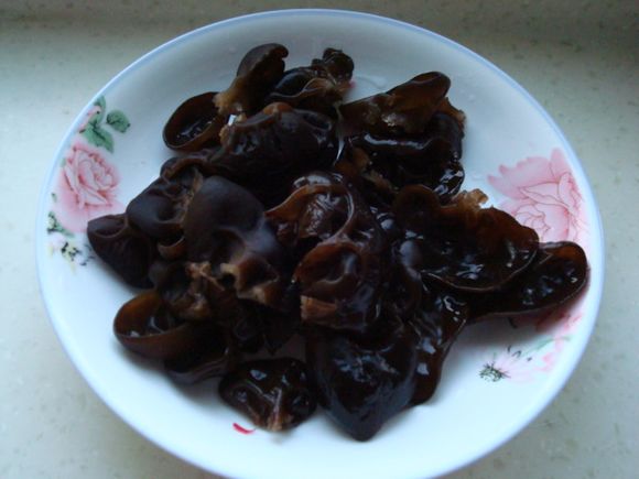 紅蘿卜黑木耳炒五花肉的做法步驟：5