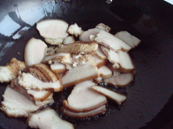紅蘿卜黑木耳炒五花肉的做法步驟：6
