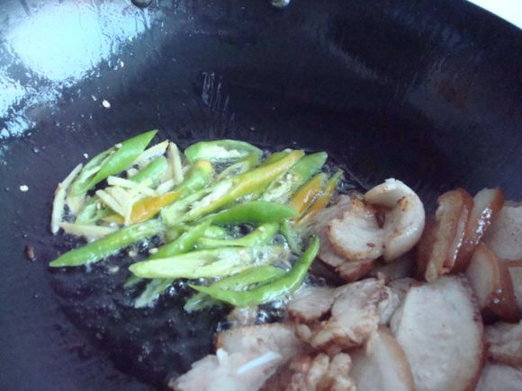紅蘿卜黑木耳炒五花肉的做法步驟：7