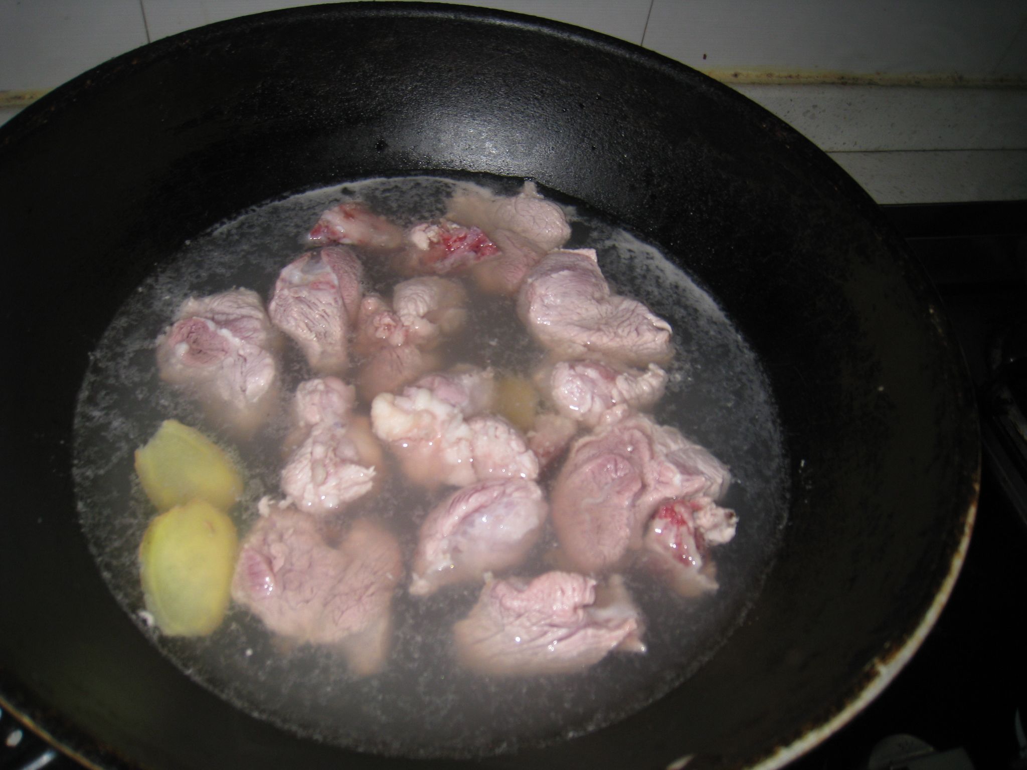 松茸銀耳瘦肉湯的做法步驟：4