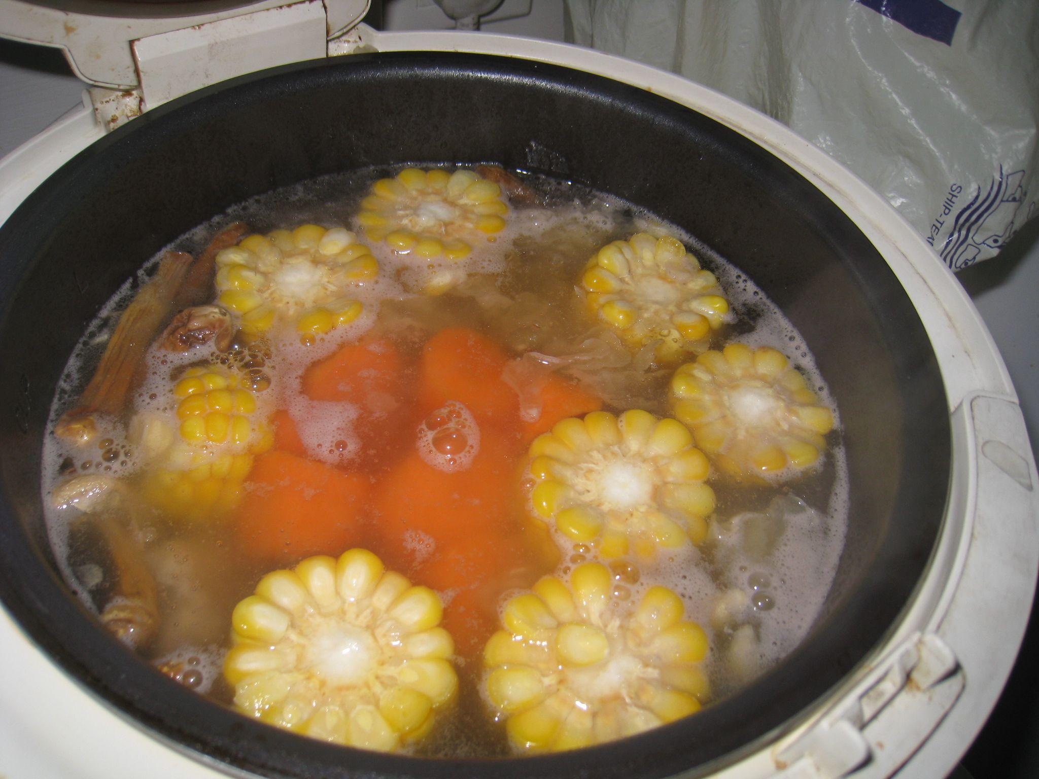 松茸銀耳瘦肉湯的做法步驟：7