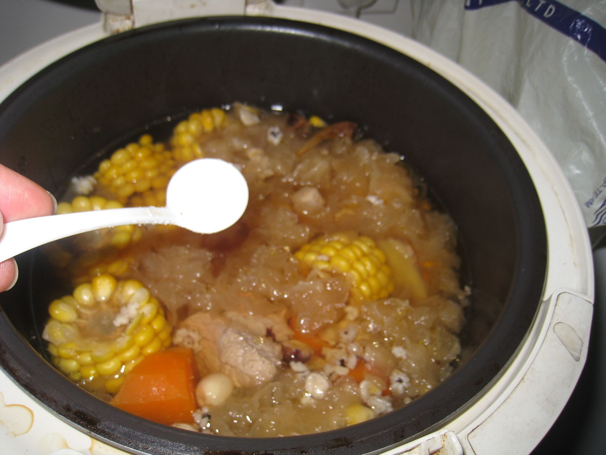 松茸銀耳瘦肉湯的做法步驟：8