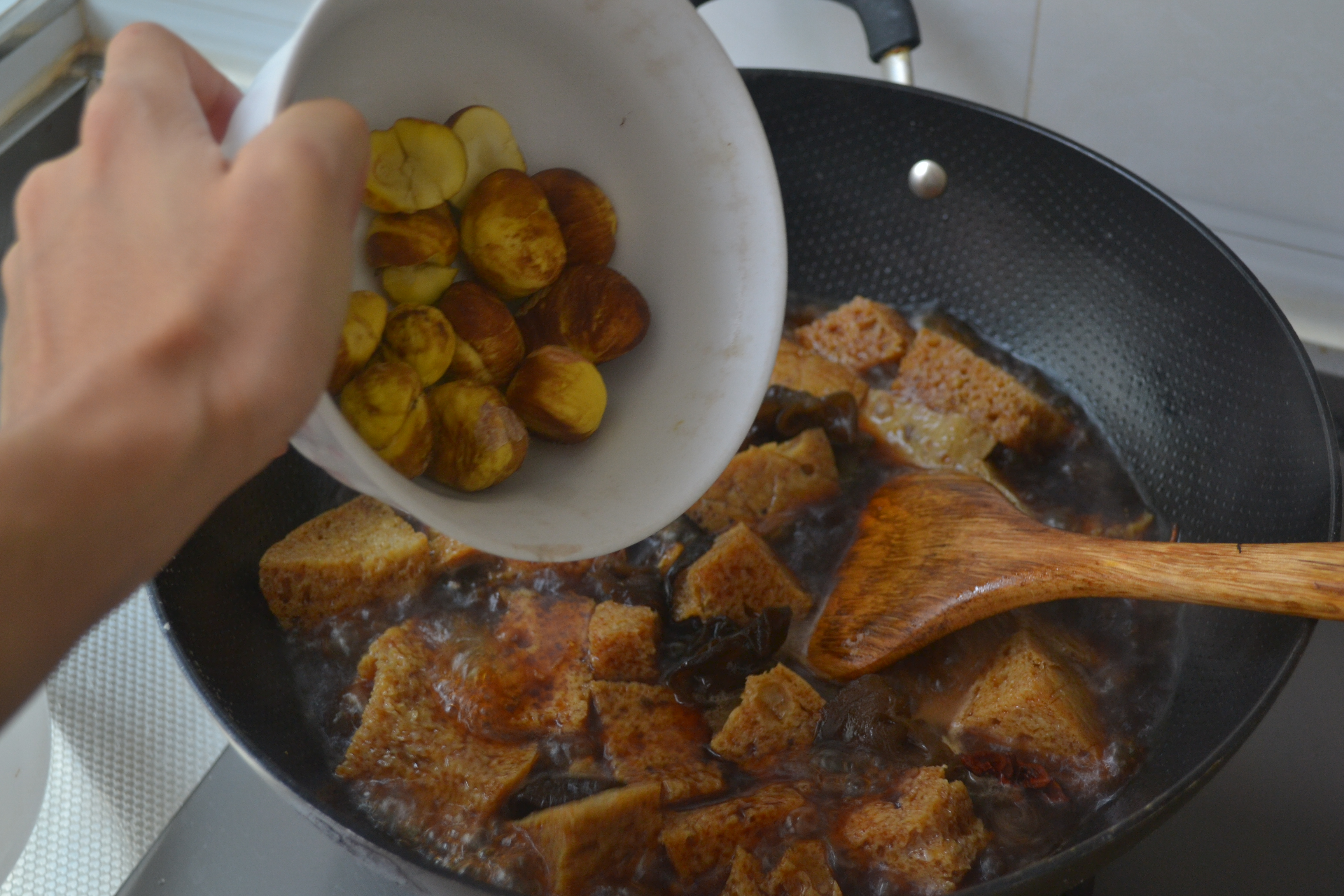 無肉也歡之【栗子燒烤麸】的做法步驟：8