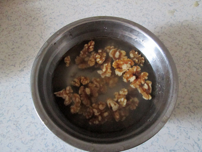美容減肥的莴筍釀桃仁的做法步驟：2