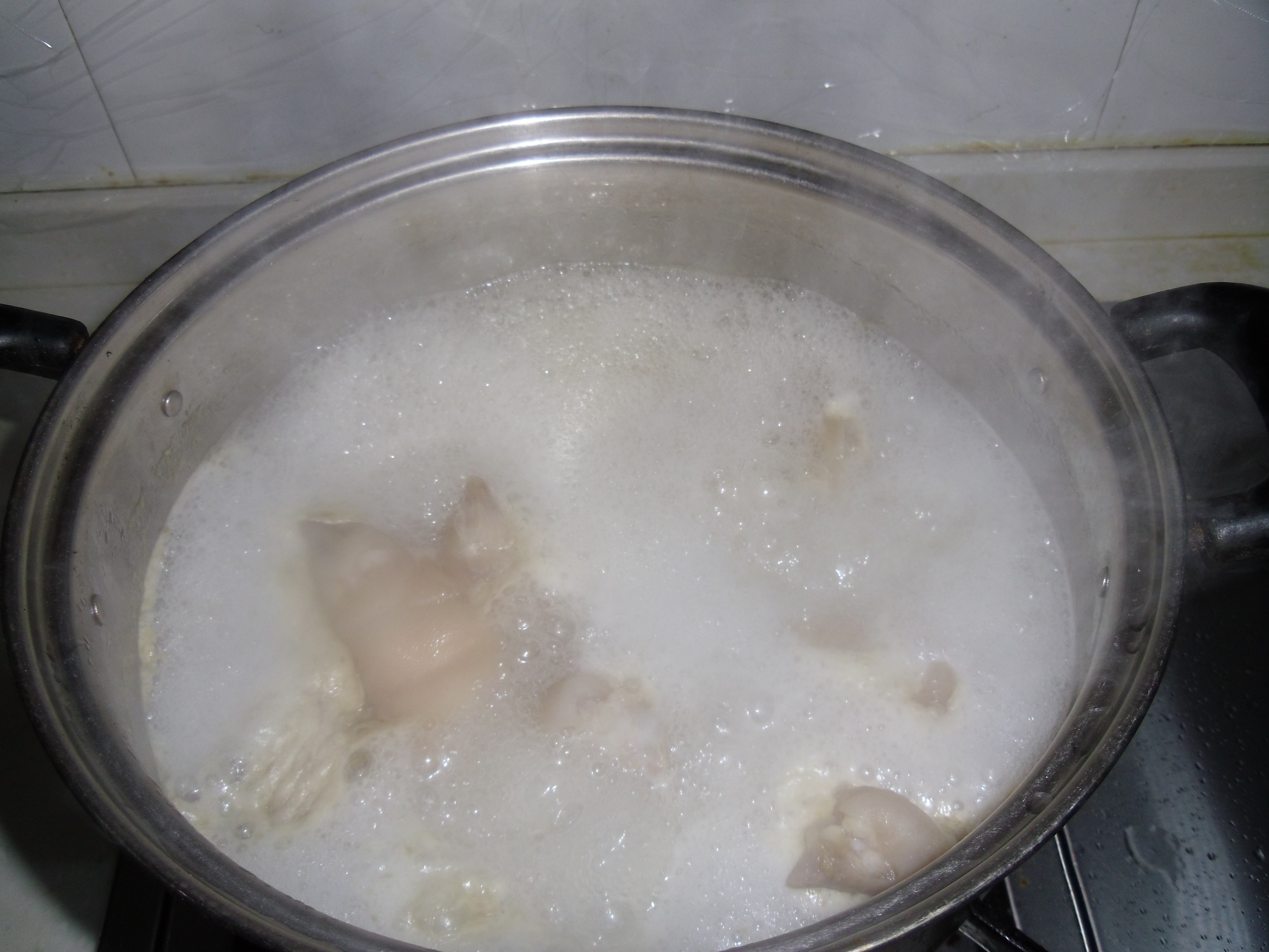 豬蹄海帶湯——穿過黑發你的手的做法步驟：2