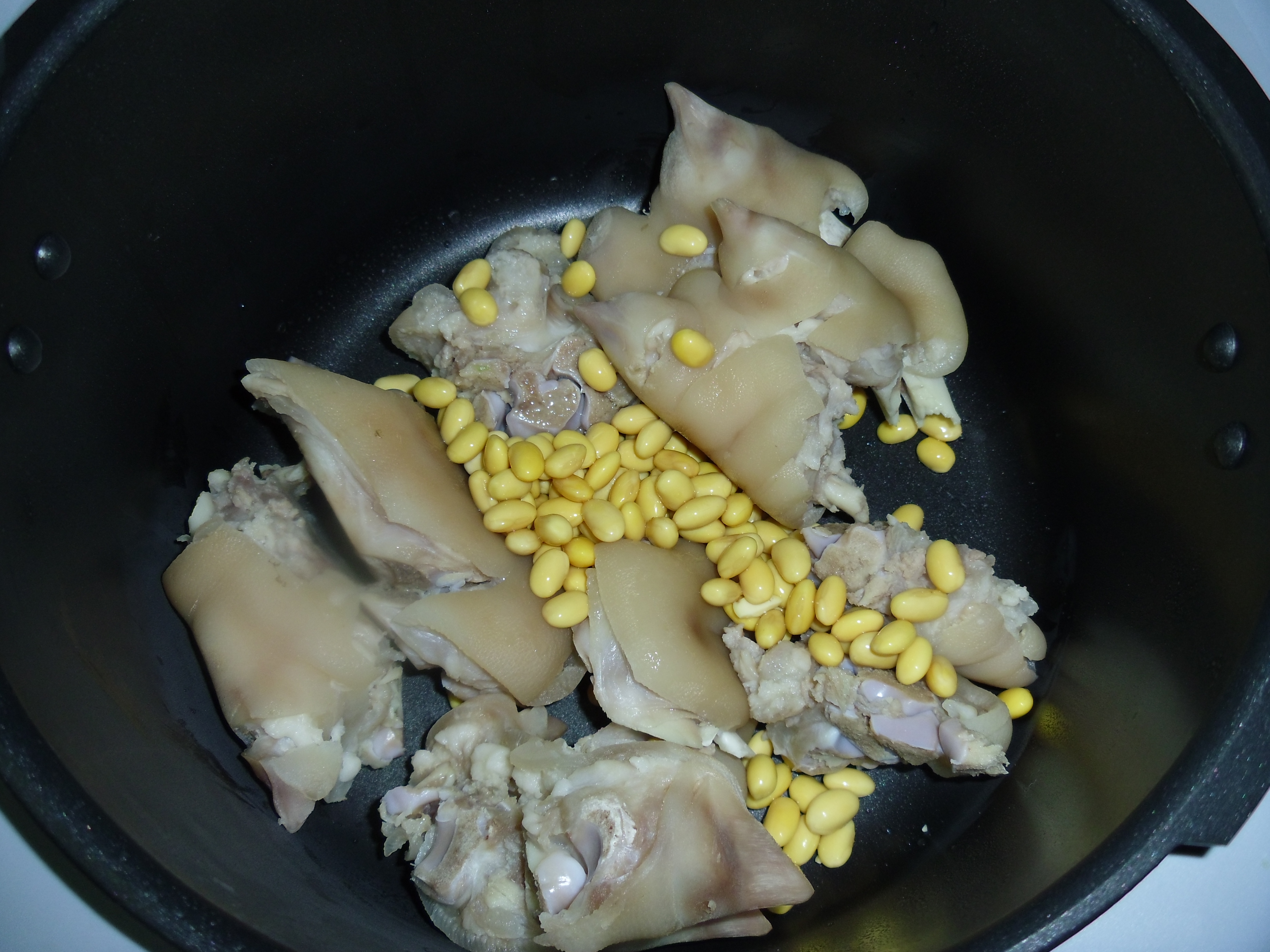 豬蹄海帶湯——穿過黑發你的手的做法步驟：4