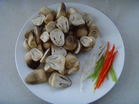 味美鮮甜---蚝油草菇的做法步驟：1