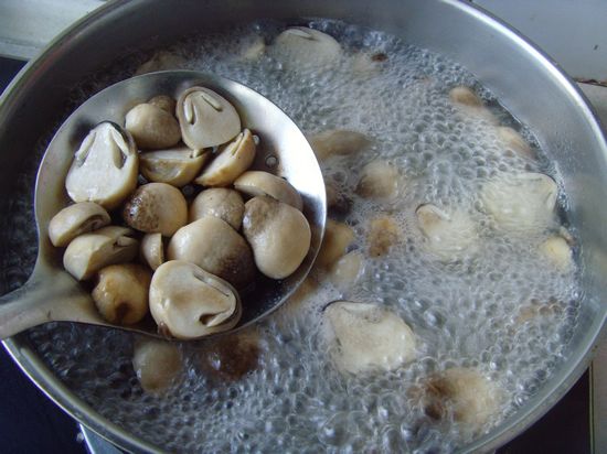 味美鮮甜---蚝油草菇的做法步驟：2