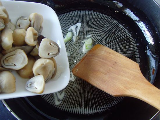 味美鮮甜---蚝油草菇的做法步驟：3