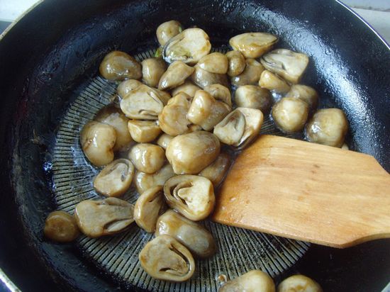 味美鮮甜---蚝油草菇的做法步驟：4