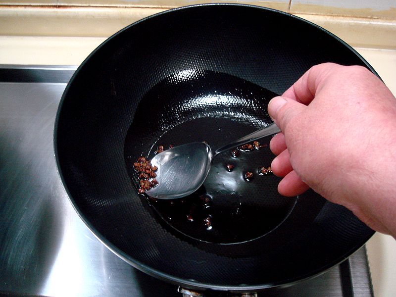 芹菜炒香干的做法步驟：1