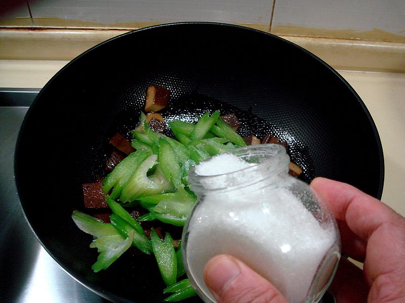芹菜炒香干的做法步驟：3