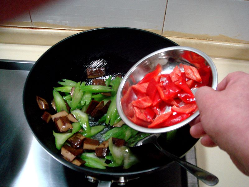芹菜炒香干的做法步驟：4