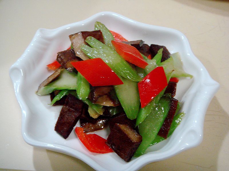 芹菜炒香干的做法步驟：5