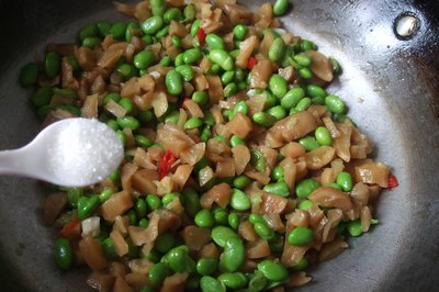 蘿卜干炒毛豆的做法步驟：7