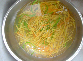 涼拌紅薯絲的做法步驟：3