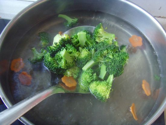 清新爽口---蚝油西蘭花的做法步驟：2