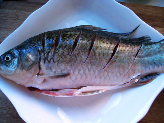 絲瓜鲫魚湯的做法步驟：1