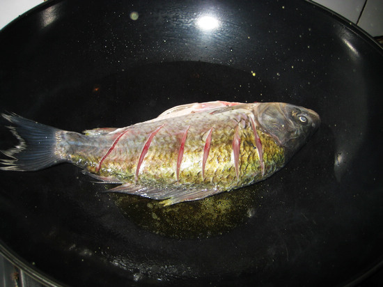 絲瓜鲫魚湯的做法步驟：3