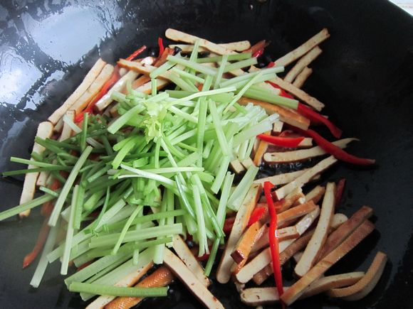 毛芹炒香干的做法步驟：7