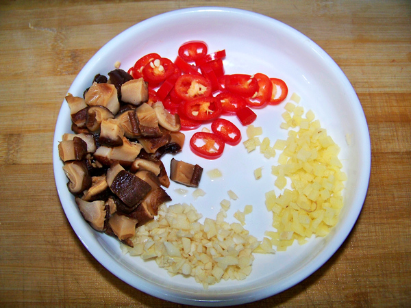 心藍手制私房菜【麻辣毛豆肉丁】——不可以浪費食物的做法步驟：2
