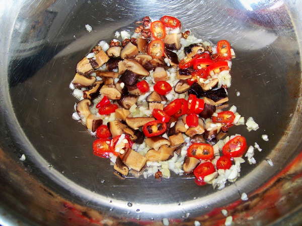 心藍手制私房菜【麻辣毛豆肉丁】——不可以浪費食物的做法步驟：4
