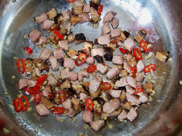 心藍手制私房菜【麻辣毛豆肉丁】——不可以浪費食物的做法步驟：5