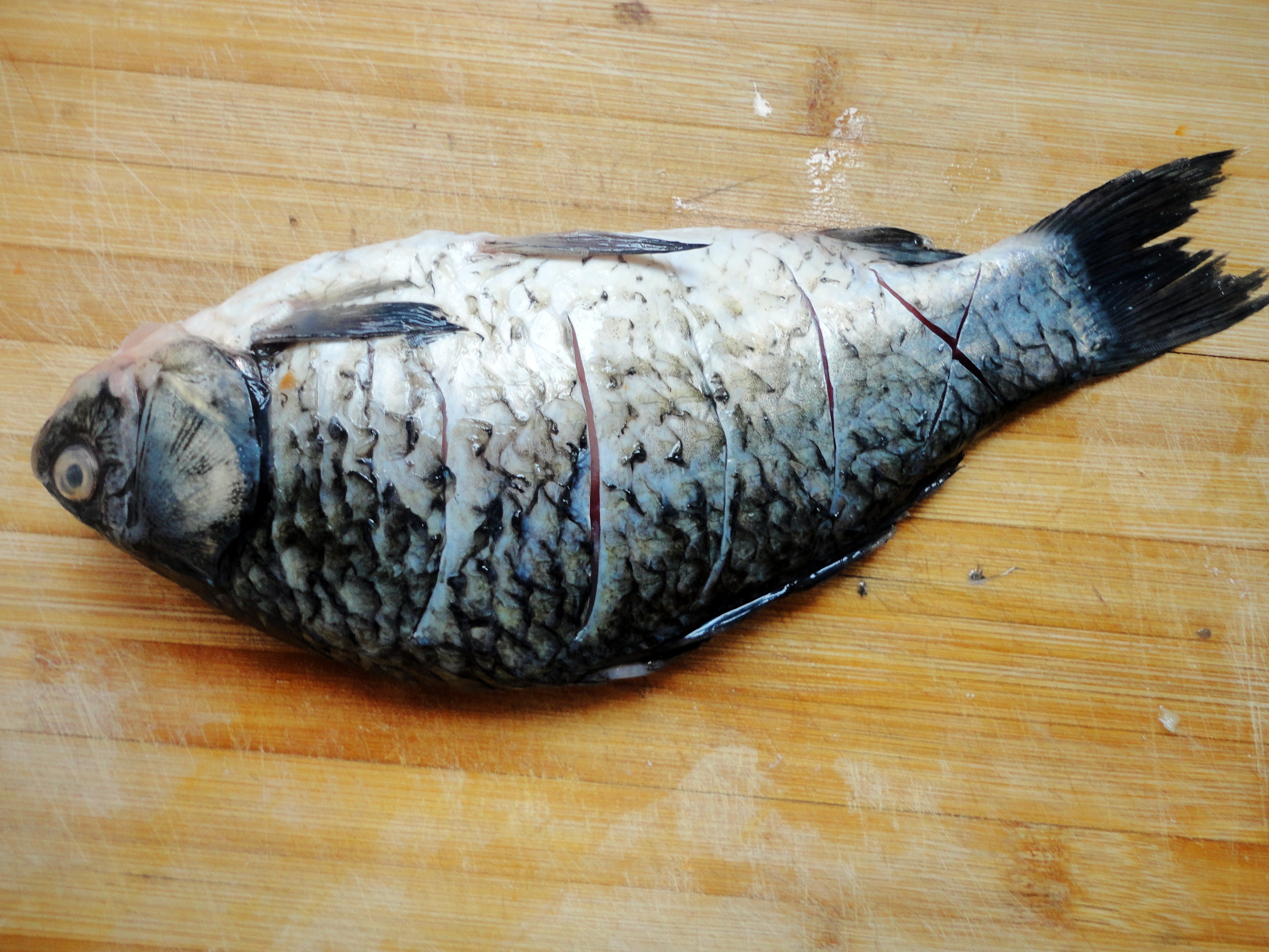 為家人洗手做營養湯羹之二------鲫魚豆腐湯的做法步驟：3
