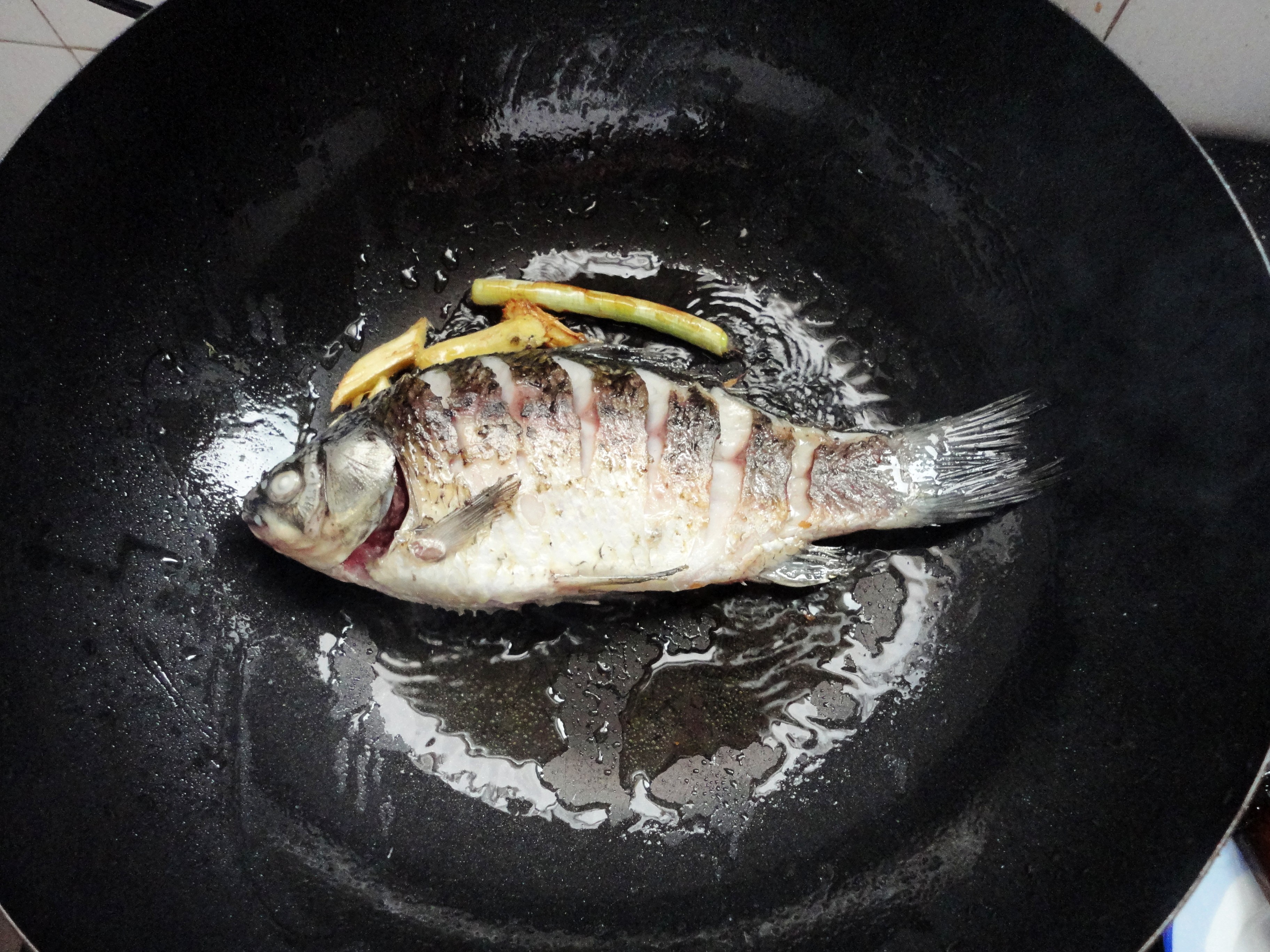 為家人洗手做營養湯羹之二------鲫魚豆腐湯的做法步驟：5