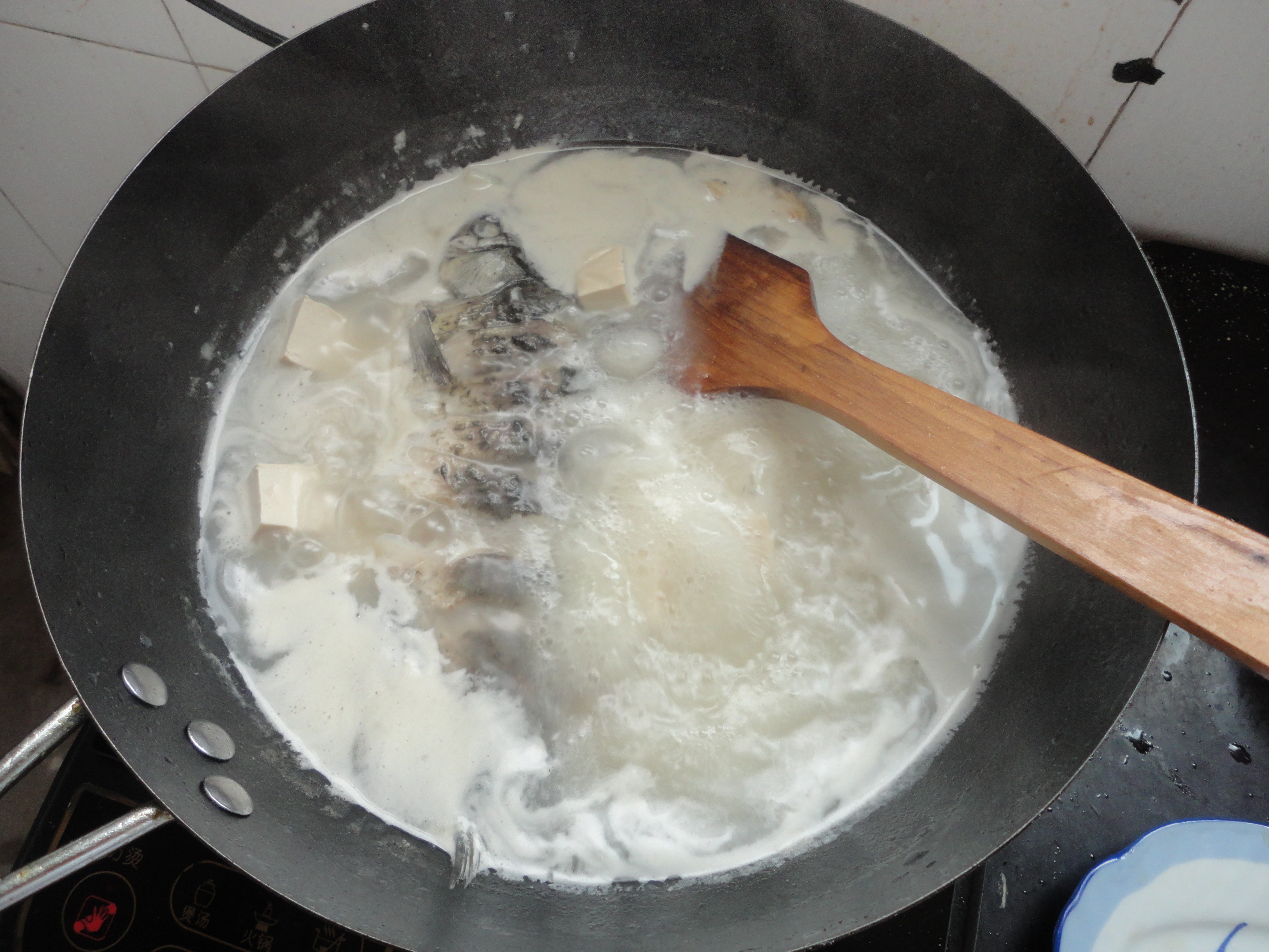 為家人洗手做營養湯羹之二------鲫魚豆腐湯的做法步驟：7