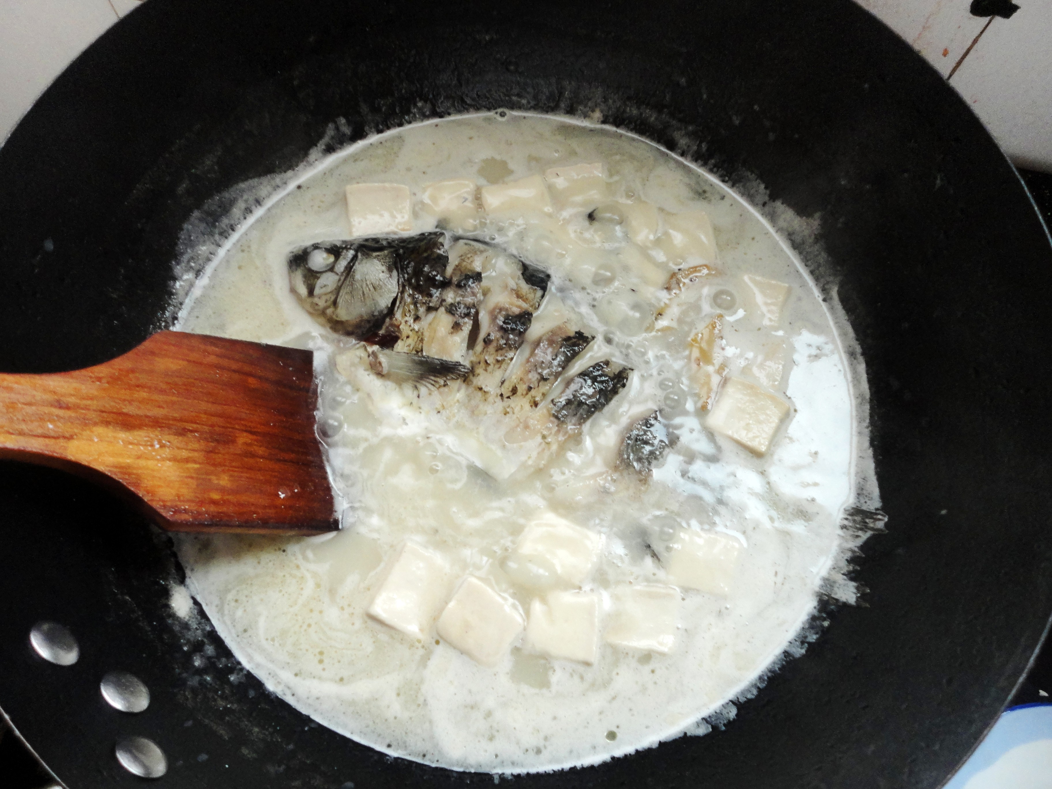 為家人洗手做營養湯羹之二------鲫魚豆腐湯的做法步驟：8