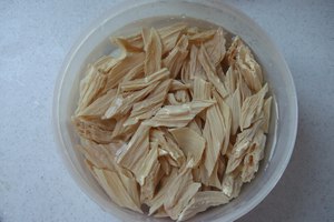 木耳炒腐竹的做法步驟：3