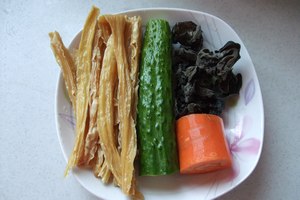木耳炒腐竹的做法步驟：1