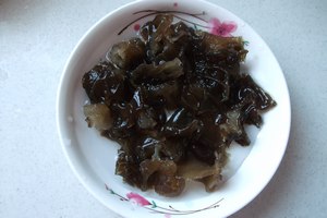 木耳炒腐竹的做法步驟：2