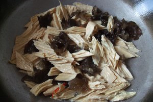 木耳炒腐竹的做法步驟：7