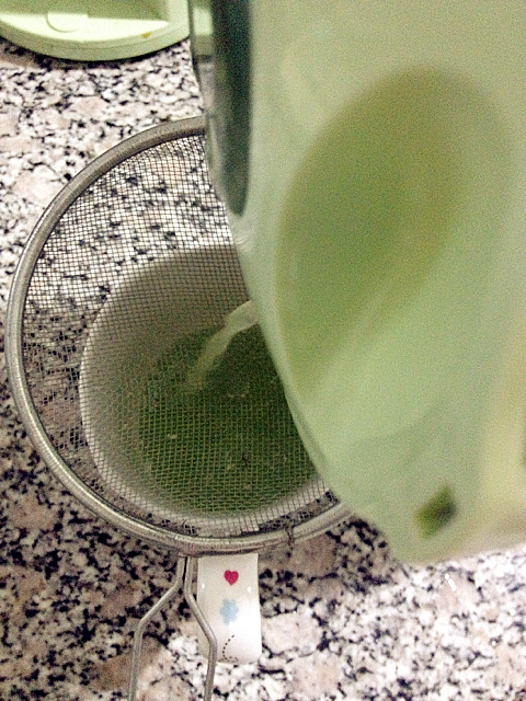 六月不減肥七月沒腰圍——蜂蜜芹菜水的做法步驟：3