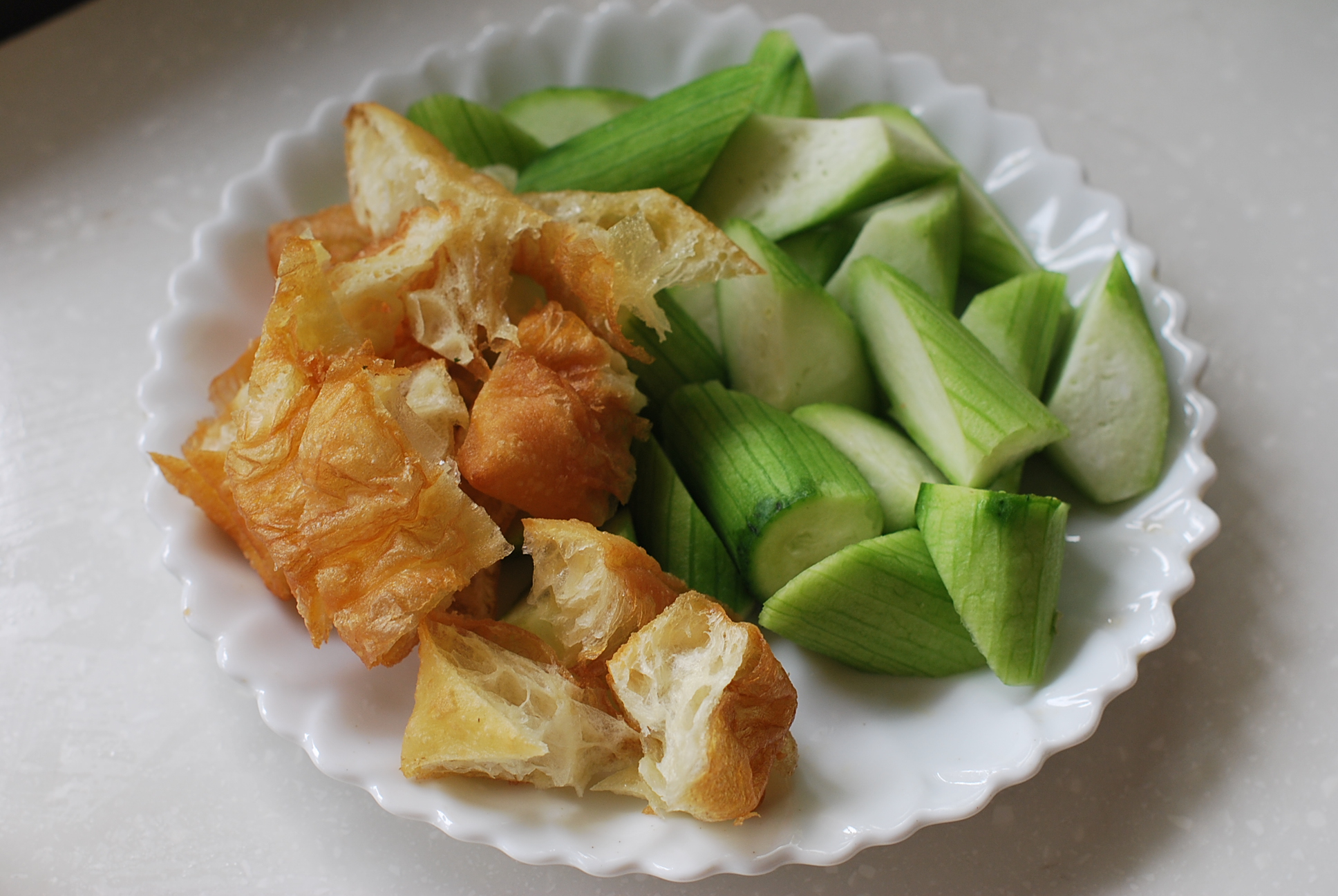 立夏。【絲瓜燴油條】的做法步驟：2