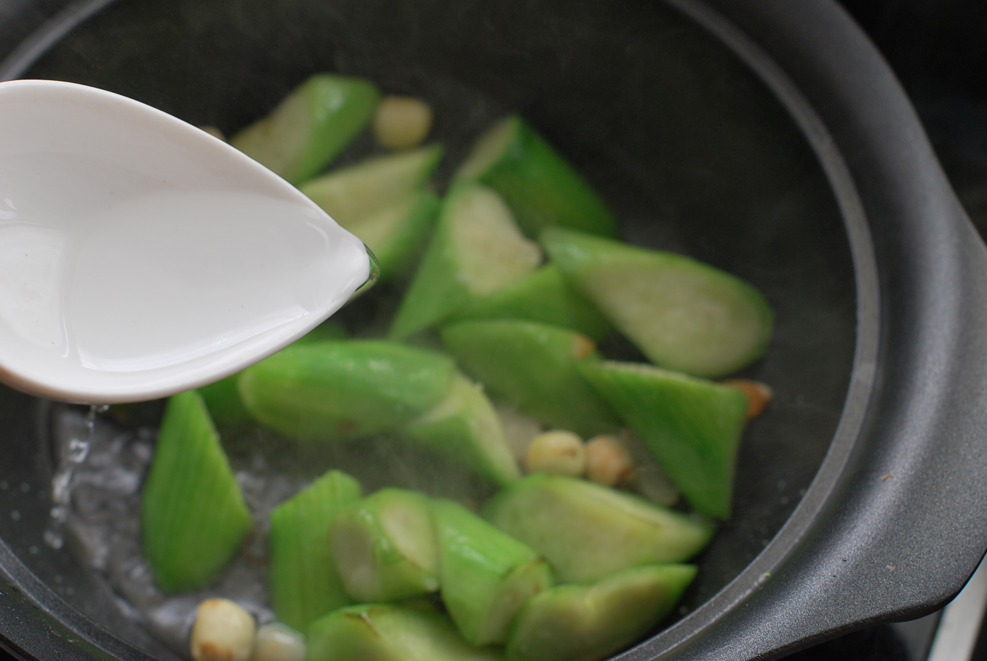 立夏。【絲瓜燴油條】的做法步驟：11