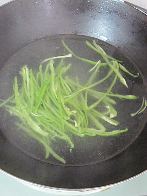 吸人眼球的養顏減肥菜——金槍魚雜蔬卷的做法步驟：7
