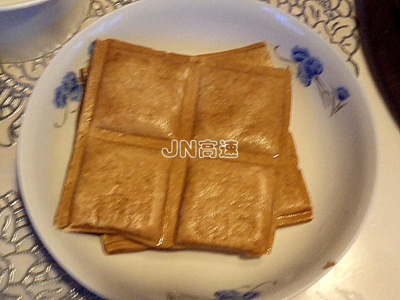 銀芽青椒炒豆干的做法步驟：2