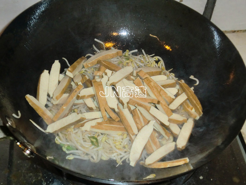 銀芽青椒炒豆干的做法步驟：10