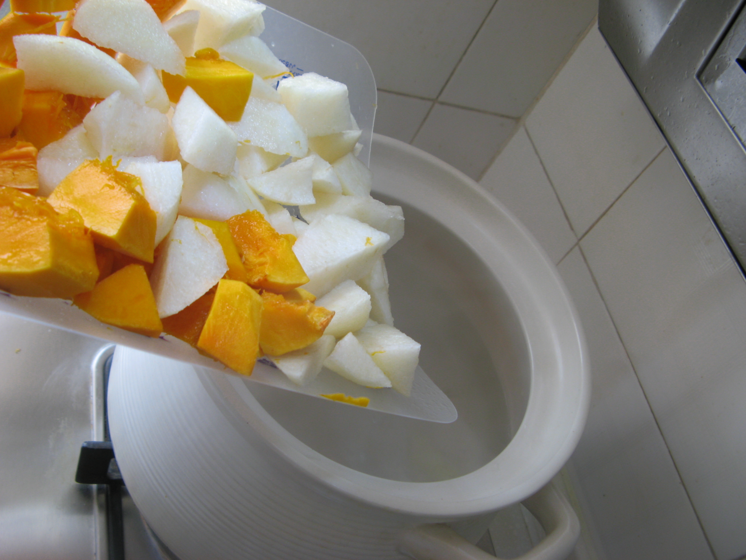 南瓜雪梨養顏湯的做法步驟：4