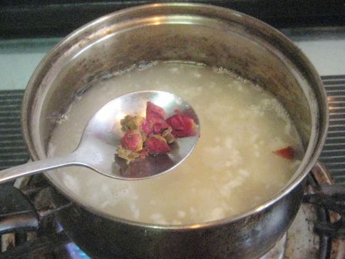 玫瑰花酒釀年糕湯的做法步驟：4