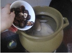 無花果香菇炖雞湯的做法步驟：5