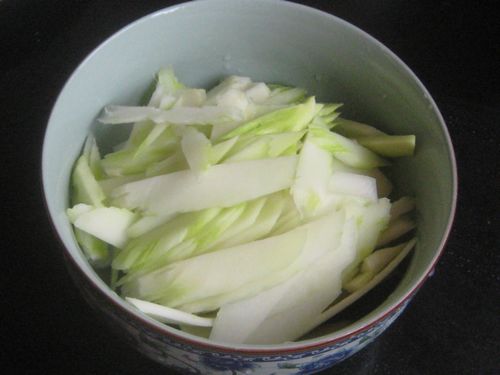 辣油涼拌剝桿菜的做法步驟：2