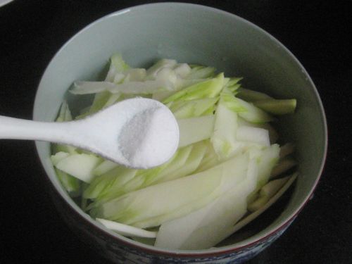 辣油涼拌剝桿菜的做法步驟：4
