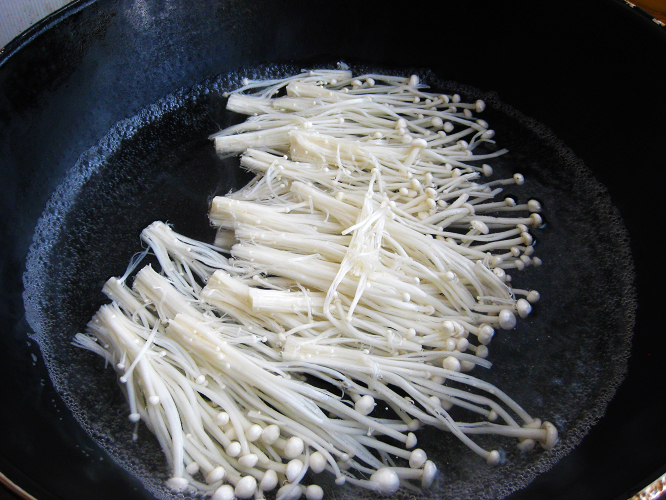 麻辣小涼菜——【拌金針菇】的做法步驟：2